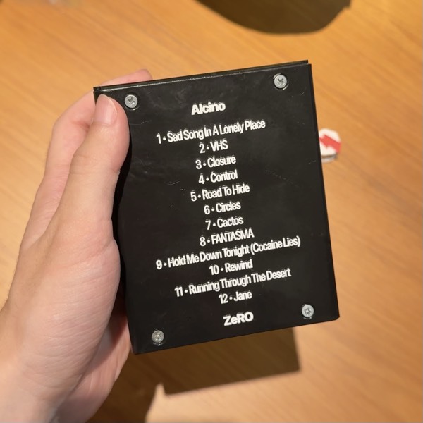 Fundo do pedal com a tracklist do disco Alcino gravada.