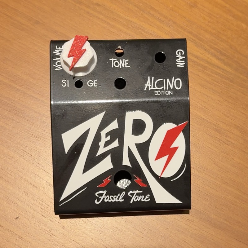 Pedal ZeRO Alcino Edition, preto, com o nome ZeRO em letras brancas e um raio vermelho.