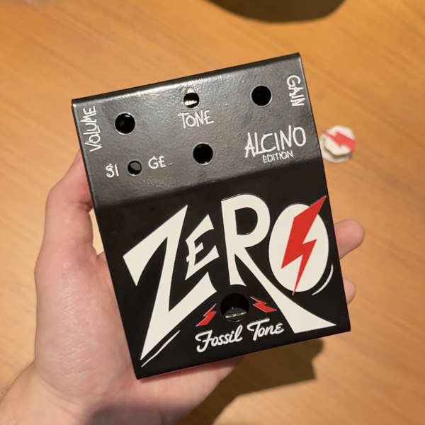 O pedal ZeRO na mão, mostrando os controles Volume, Tone e Gain.